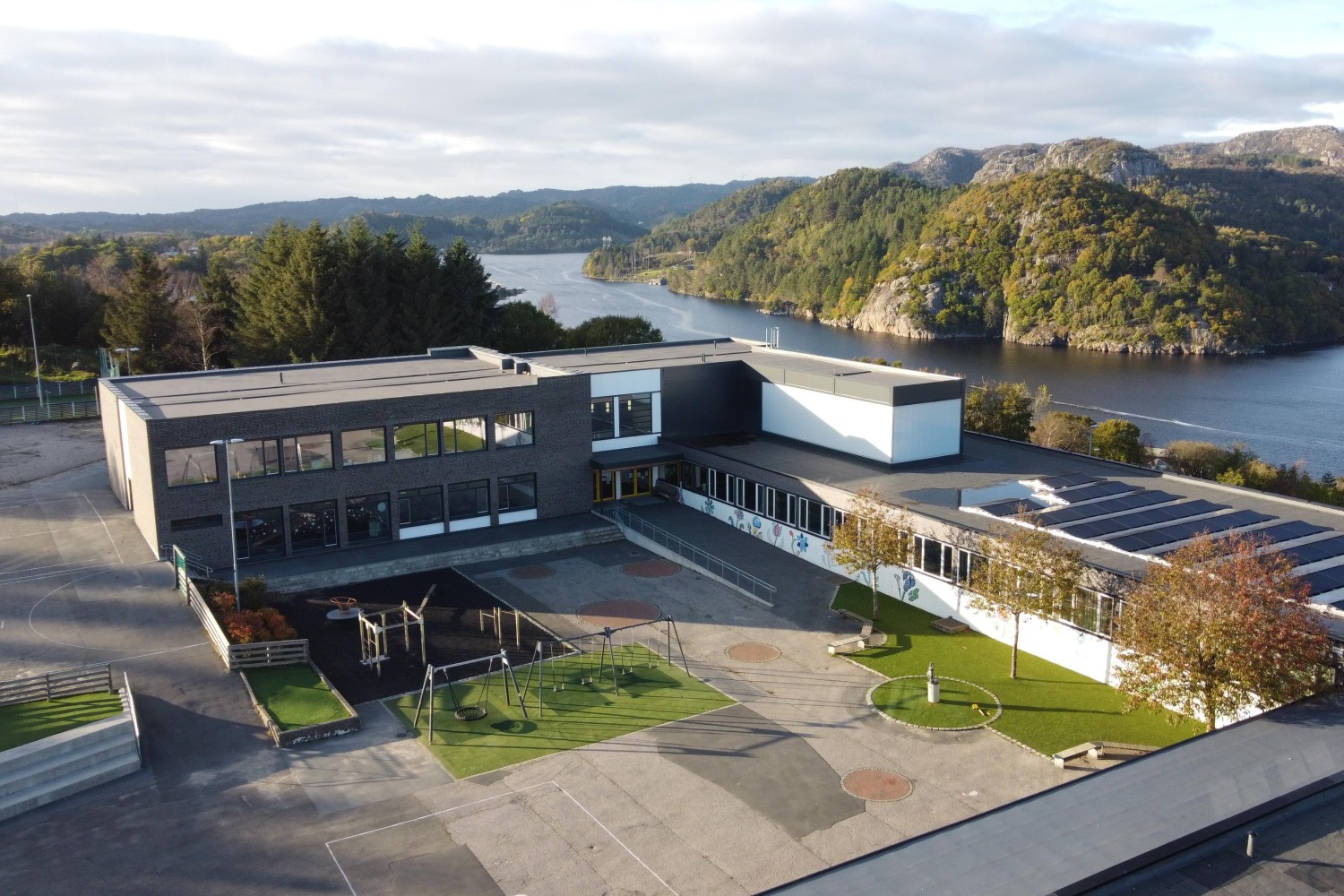 Dronebilde av Farsund barneskole