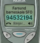 Eldre mobiltelefon, som ringer til Farsund barneskole med telefonnummer 94532194.